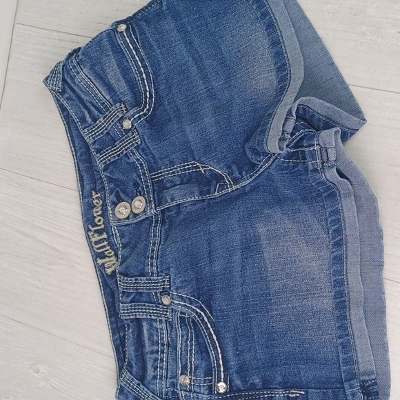 WALL FLOWER Patriotic Blingy Rhinestone Stars & Stripes Jean Shorts SZ - Picture 9 of 14